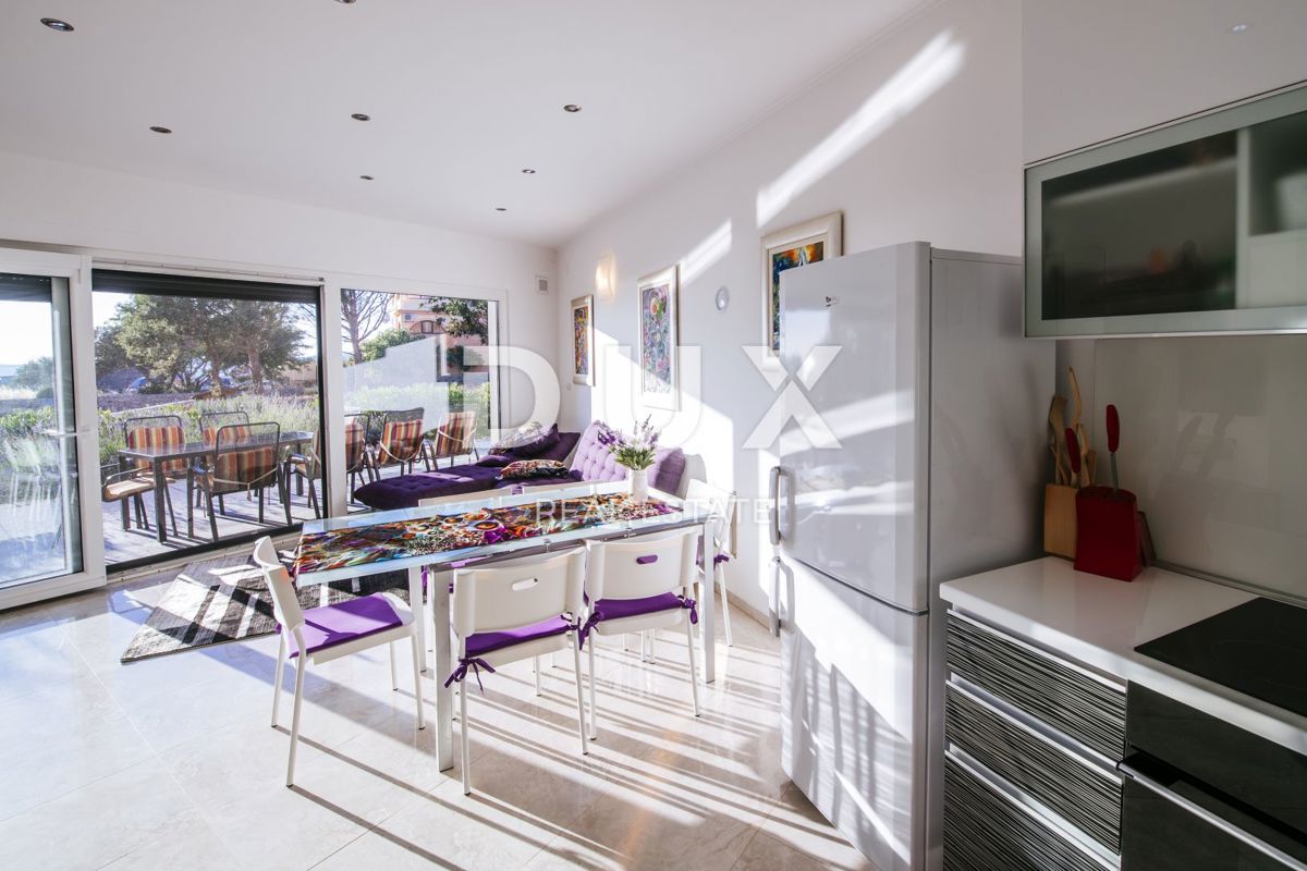 OTOK PAG, KOŠLJUN - Vila ob morju s 4 apartmaji