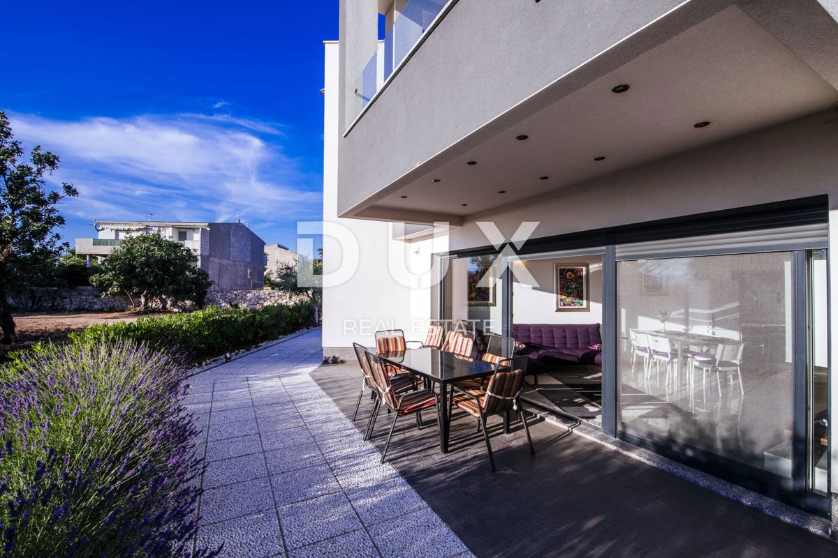 OTOK PAG, KOŠLJUN - Vila ob morju s 4 apartmaji