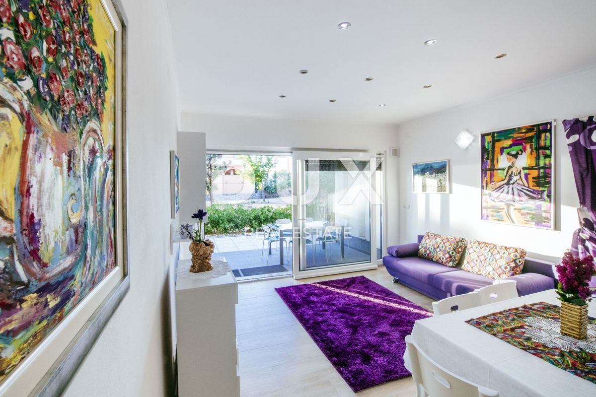 OTOK PAG, KOŠLJUN - Vila ob morju s 4 apartmaji