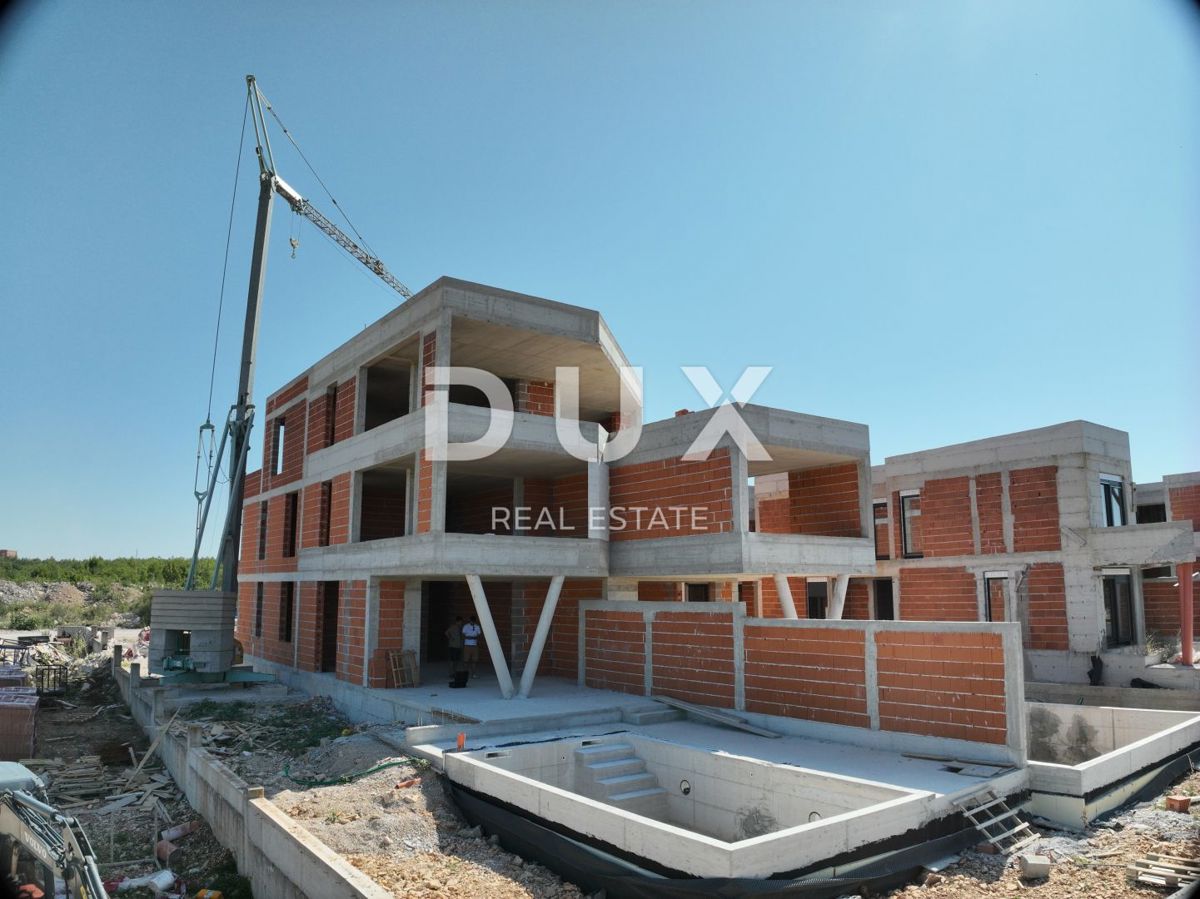 ŠIBENIK, VODICE - Elegantna pritlična oaza z zasebnim vrtom in bazenom, idealna za mirno življenje ob morju