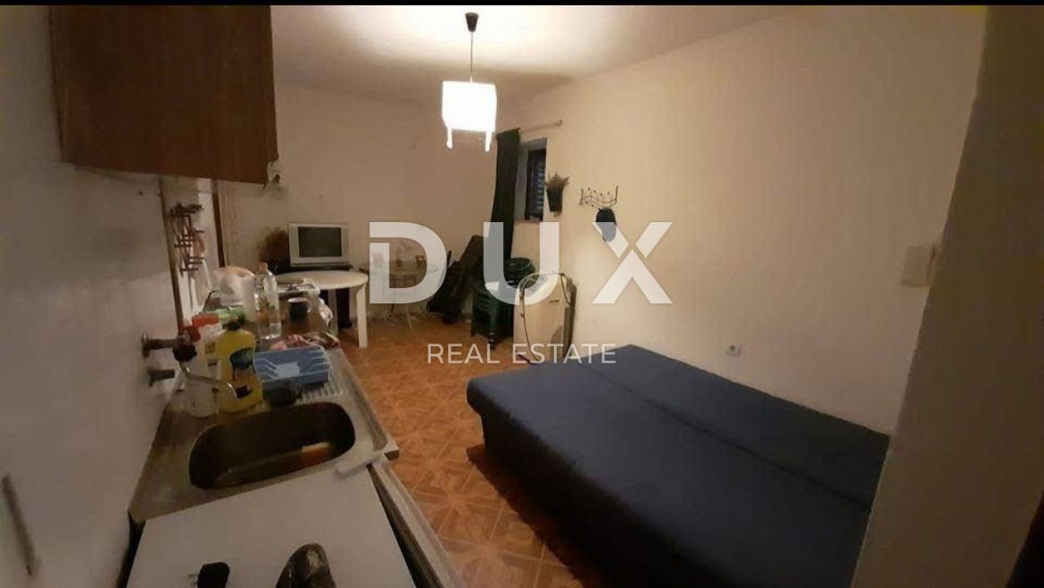 OTOK PAG, NOVALJA - Apartma v pritličju s teraso in pogledom na morje, 107 m od plaže!