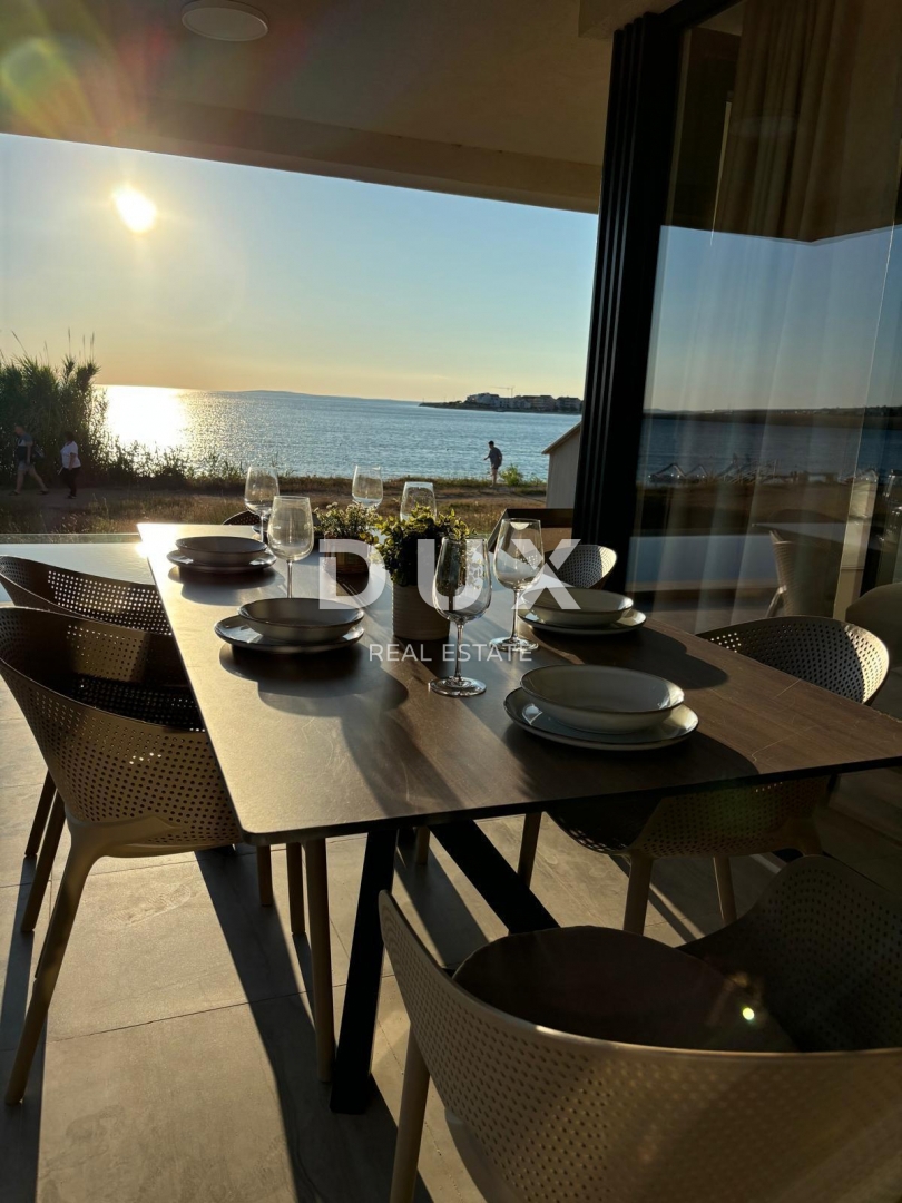 OTOK PAG, POVLJANA - stanovanje z 2 spalnicama in 1 dnevno sobo, 78 m2, 1. vrsta do morja