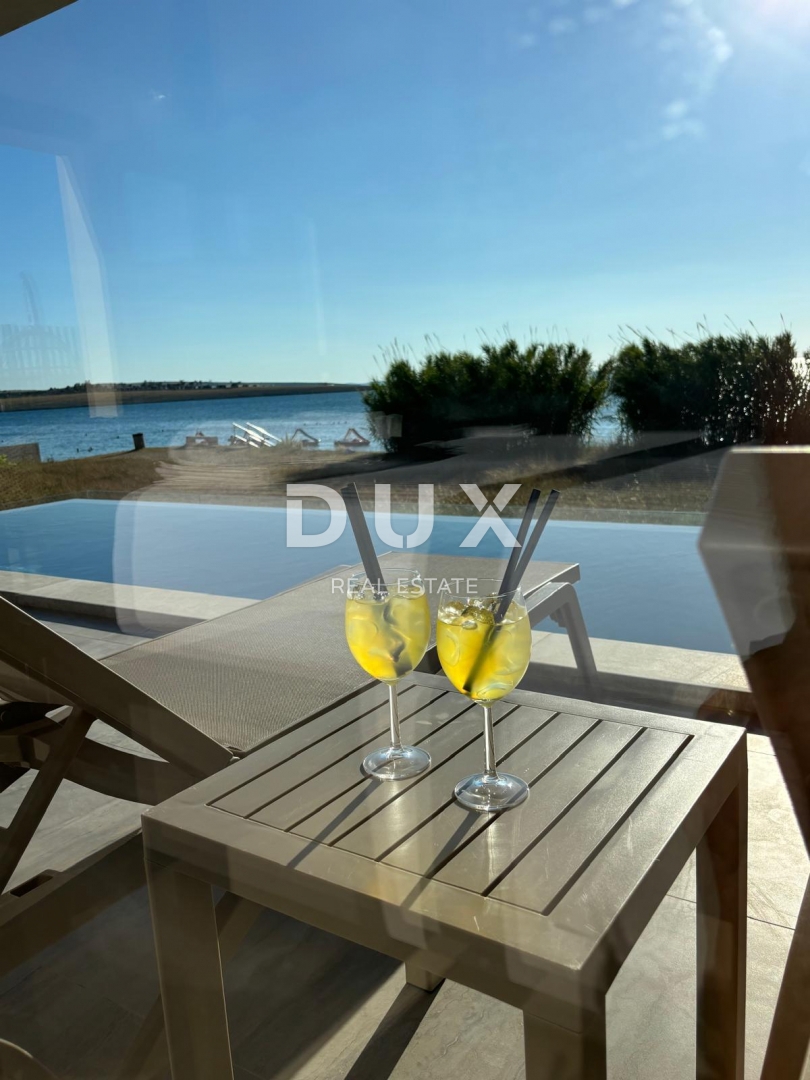 OTOK PAG, POVLJANA - stanovanje z 2 spalnicama in 1 dnevno sobo, 78 m2, 1. vrsta do morja