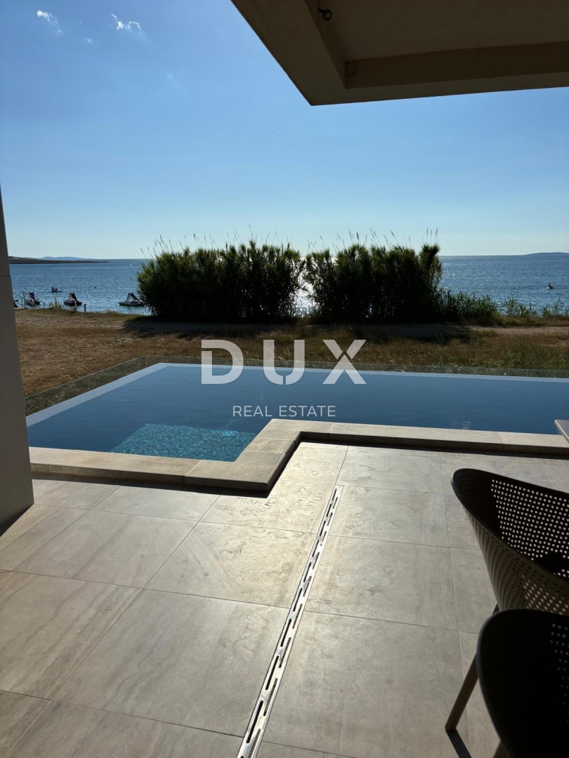 OTOK PAG, POVLJANA - stanovanje z 2 spalnicama in 1 dnevno sobo, 78 m2, 1. vrsta do morja