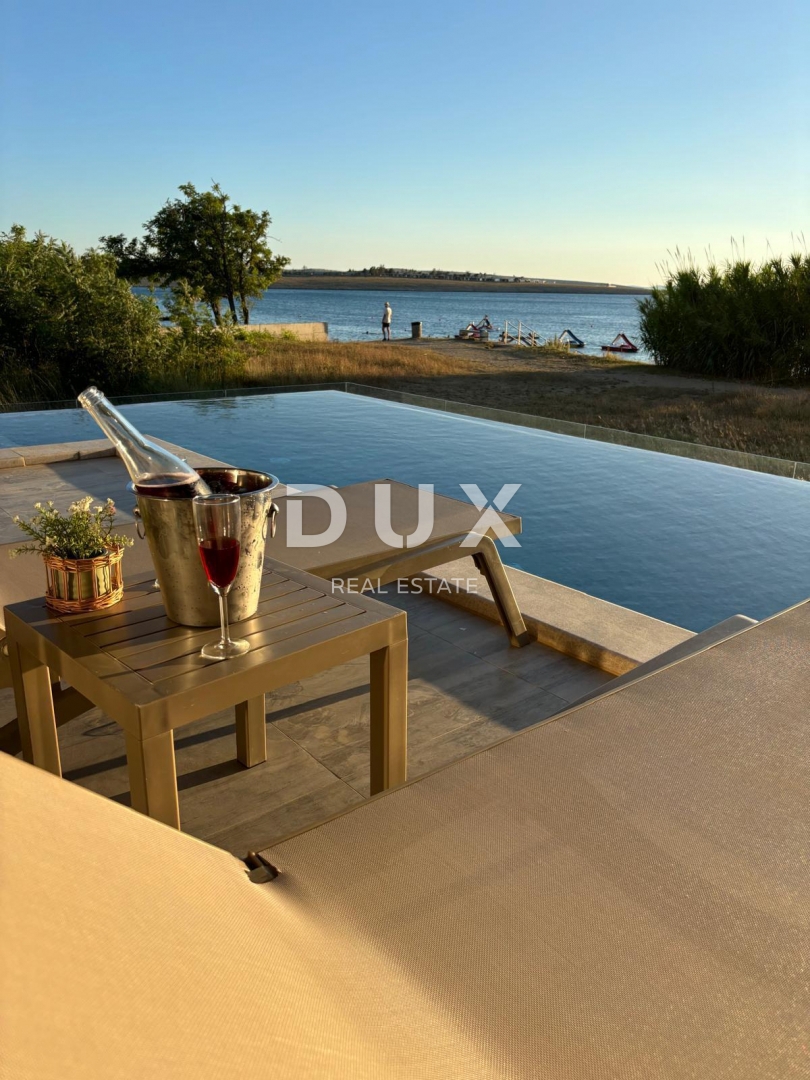 OTOK PAG, POVLJANA - stanovanje z 2 spalnicama in 1 dnevno sobo, 78 m2, 1. vrsta do morja