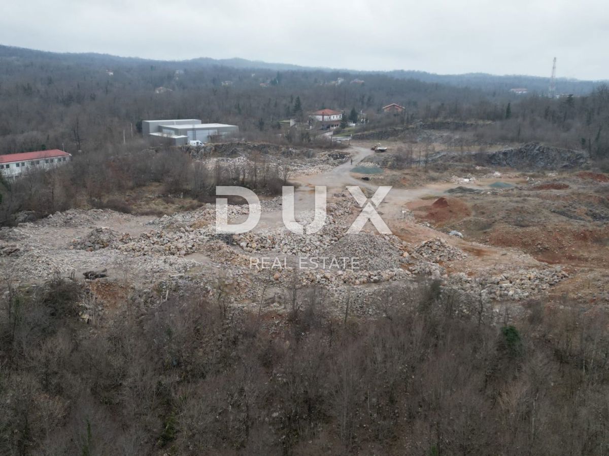 MATULJI, PERMANI - Zazidljivo zemljišče 10000m2 v delovni coni za skladišča/hale, CONA M