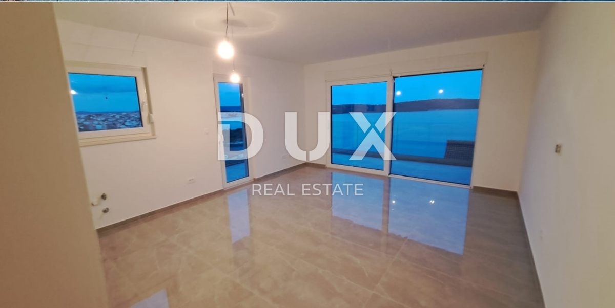 TROGIR - penthouse blizu plaže