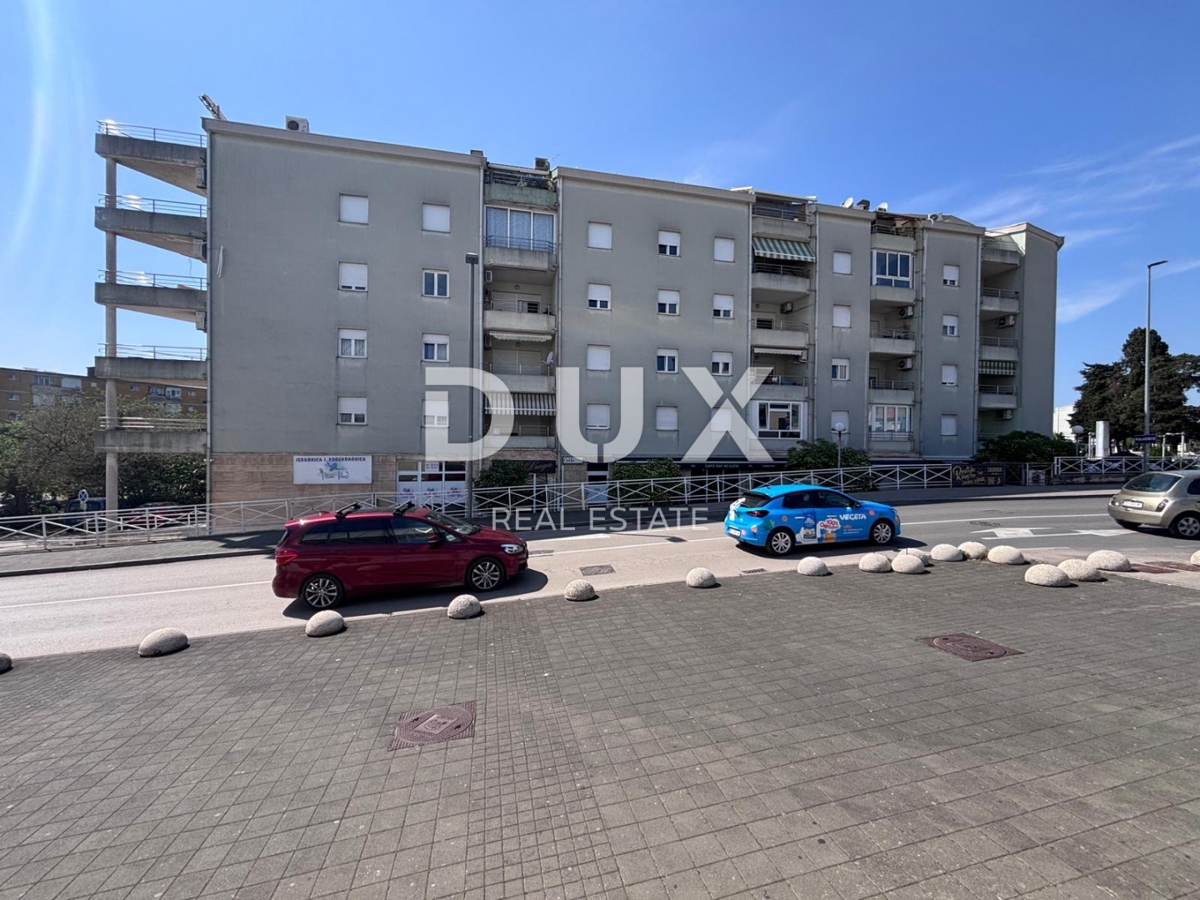 ZADAR, RELJA - Dve garaži na prometni lokaciji