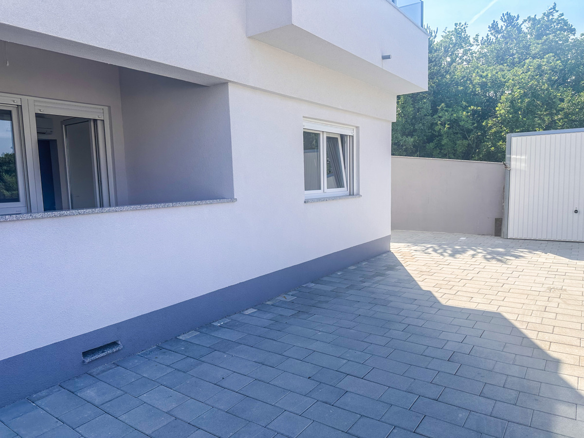 CRIKVENICA - Apartma v pritličju z vrtom, 2 spalnici + kopalnica, blizu morja