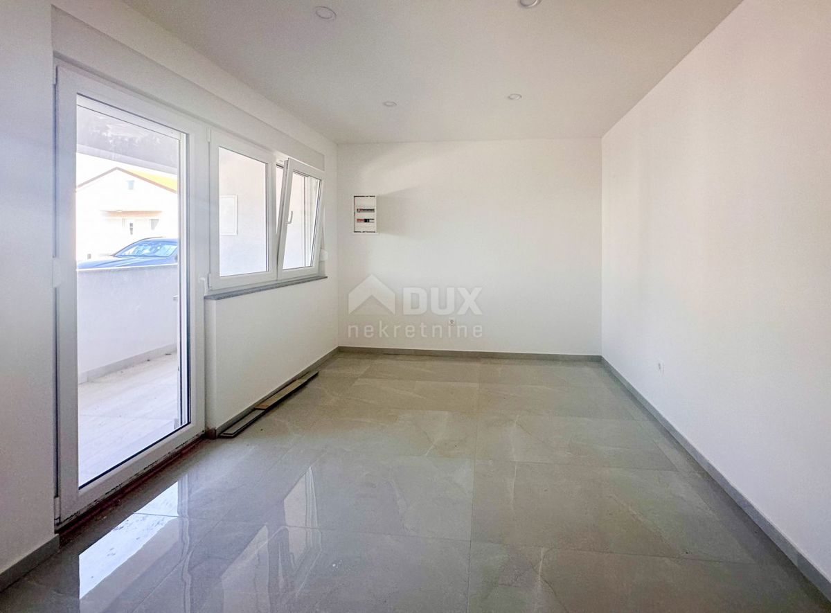 CRIKVENICA - Apartma v pritličju z vrtom, 2 spalnici + kopalnica, blizu morja