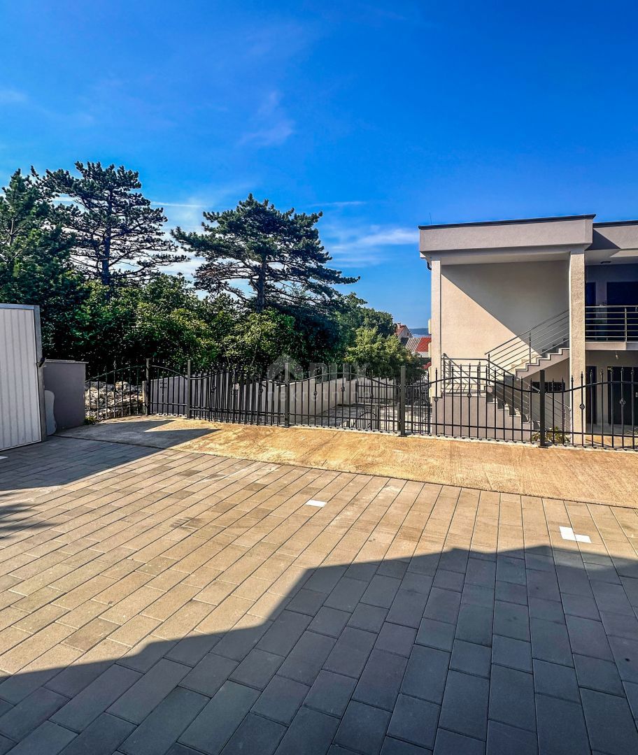CRIKVENICA - Apartma v pritličju z vrtom, 2 spalnici + kopalnica, blizu morja