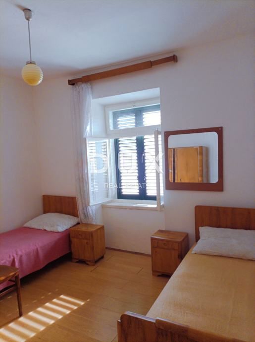 OTOK PAG, NOVALJA - Samostojna hiša v centru Novalje