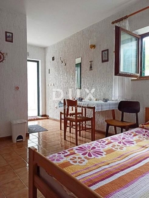 OTOK PAG, NOVALJA - Samostojna hiša v centru Novalje