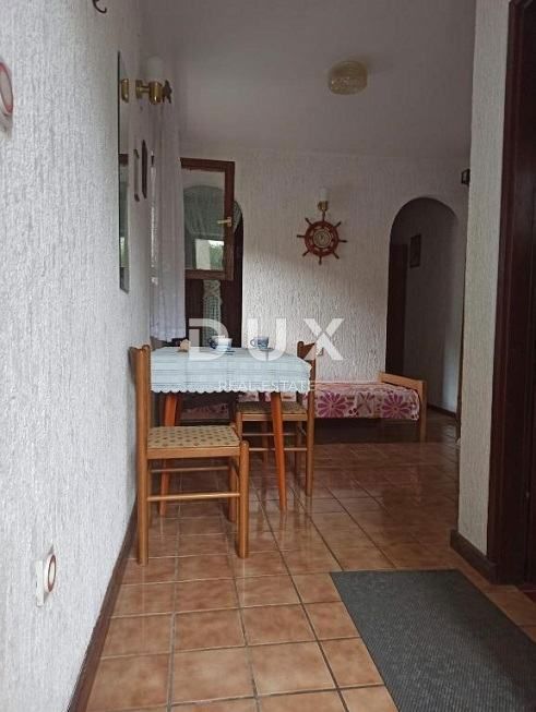 OTOK PAG, NOVALJA - Samostojna hiša v centru Novalje