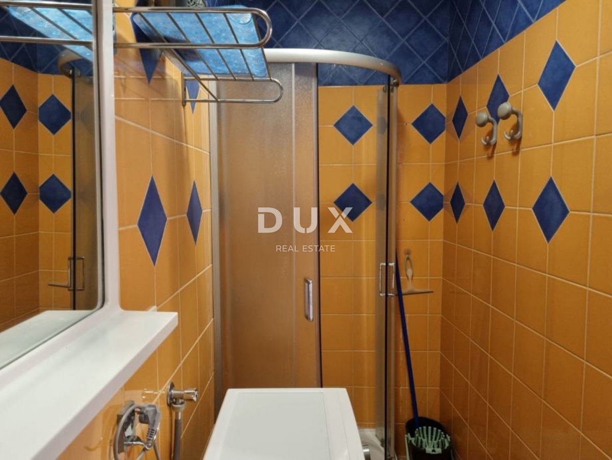 ISTRA, PULA - Stanovanjski objekt s tremi stanovanji in poslovnimi prostori v središču Pulja! 