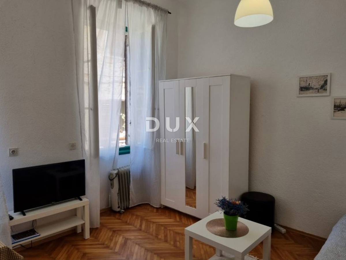 ISTRA, PULA - Stanovanjski objekt s tremi stanovanji in poslovnimi prostori v središču Pulja! 