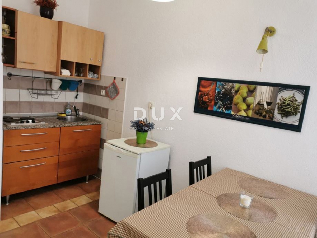 ISTRA, PULA - Stanovanjski objekt s tremi stanovanji in poslovnimi prostori v središču Pulja! 