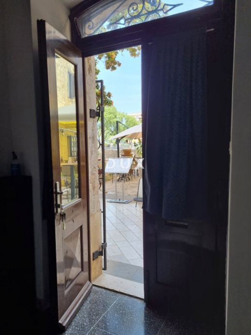 ISTRA, PULA - Stanovanjski objekt s tremi stanovanji in poslovnimi prostori v središču Pulja! 