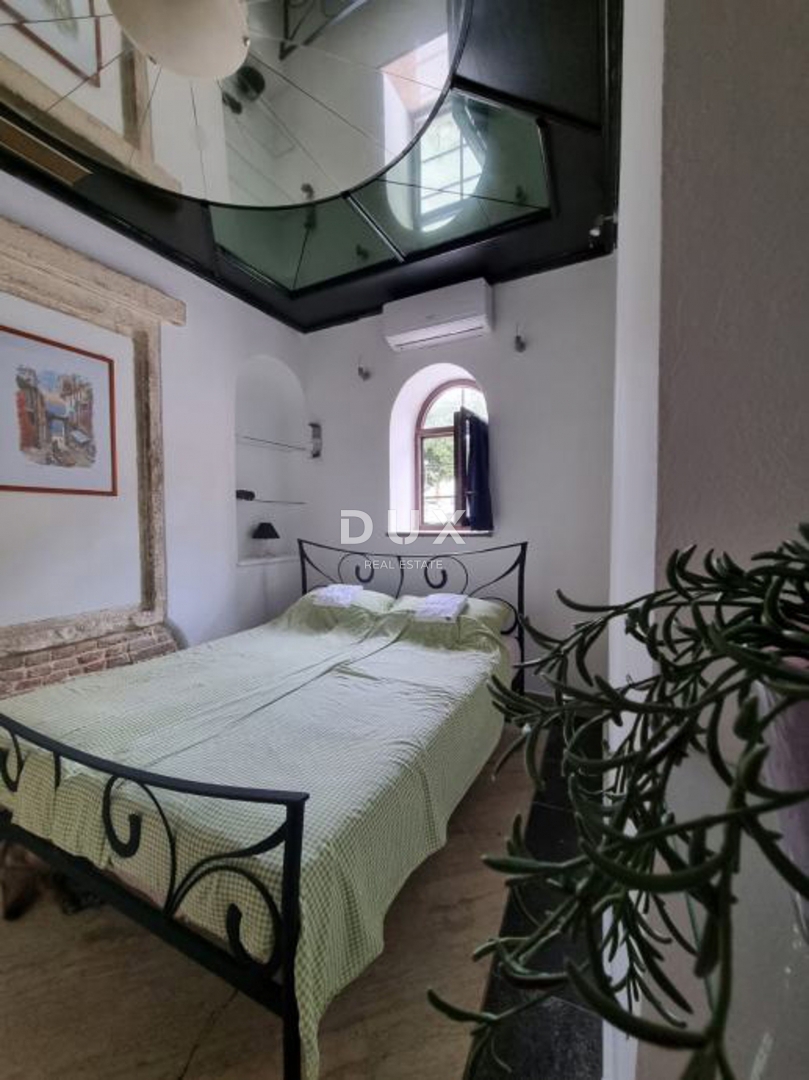ISTRA, PULA - Stanovanjski objekt s tremi stanovanji in poslovnimi prostori v središču Pulja! 