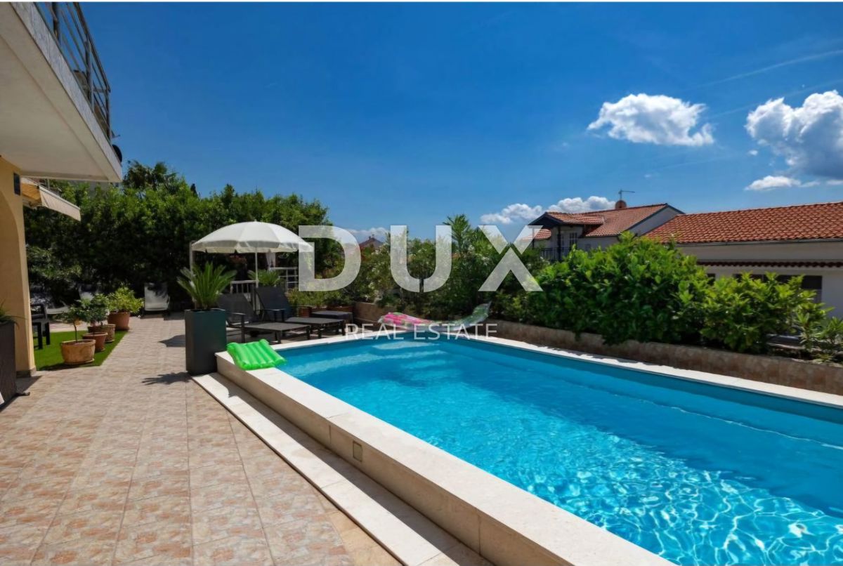 CRIKVENICA, DRAMALJ - Hiša s 6 apartmaji, 200 m od morja