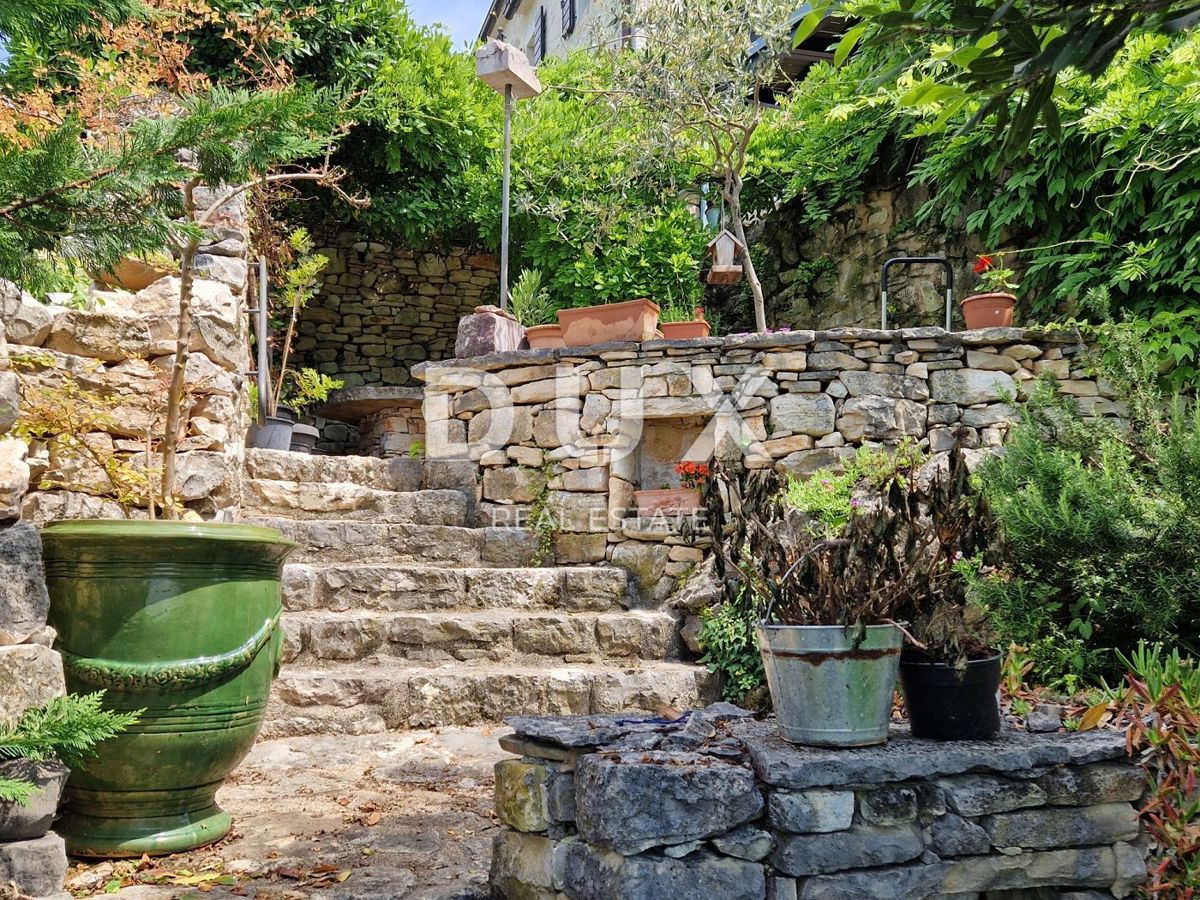 ISTRA, BUJE - Kamnita hiša s čudovitim razgledom