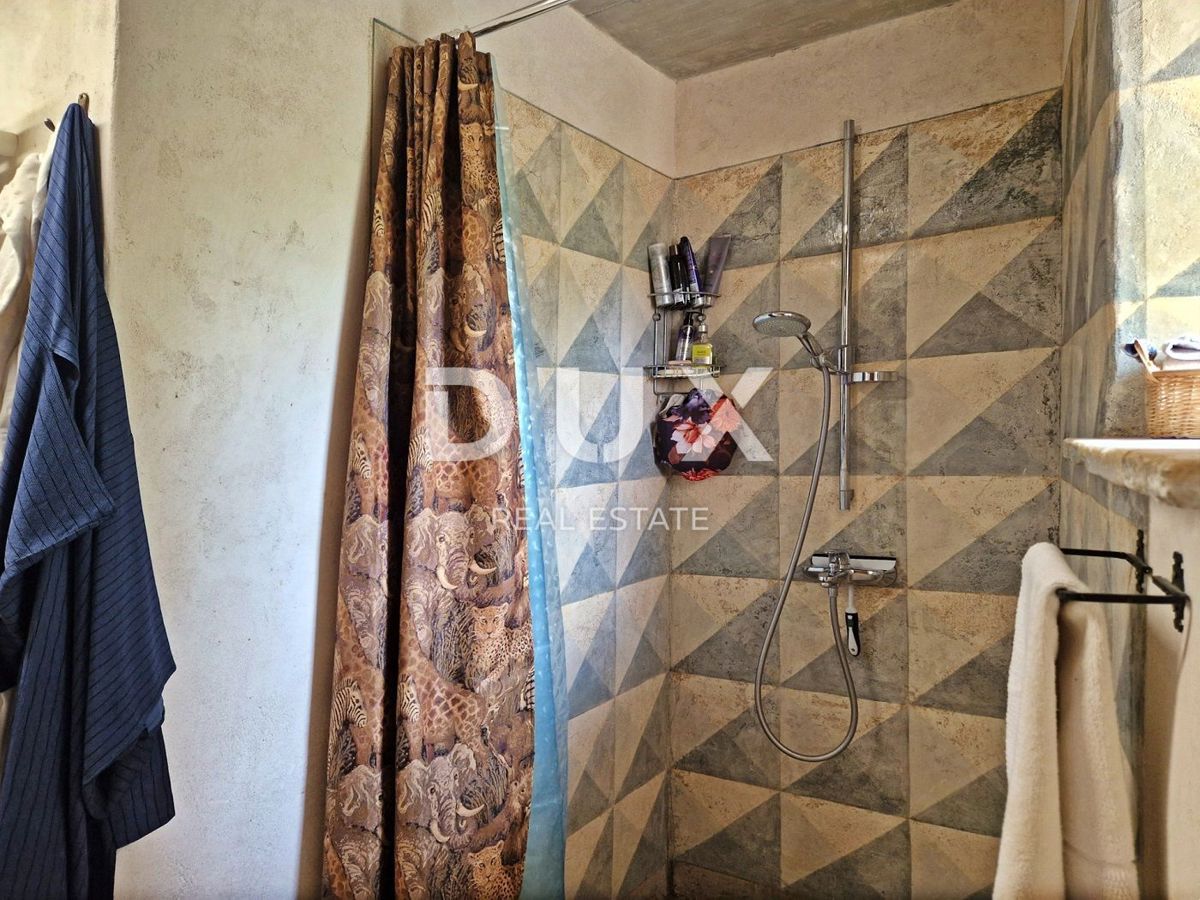 ISTRA, BUJE - Kamnita hiša s čudovitim razgledom