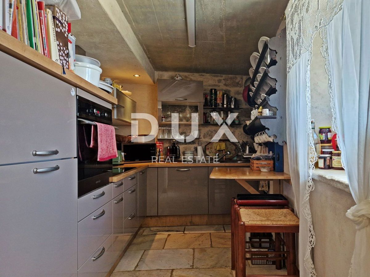 ISTRA, BUJE - Kamnita hiša s čudovitim razgledom