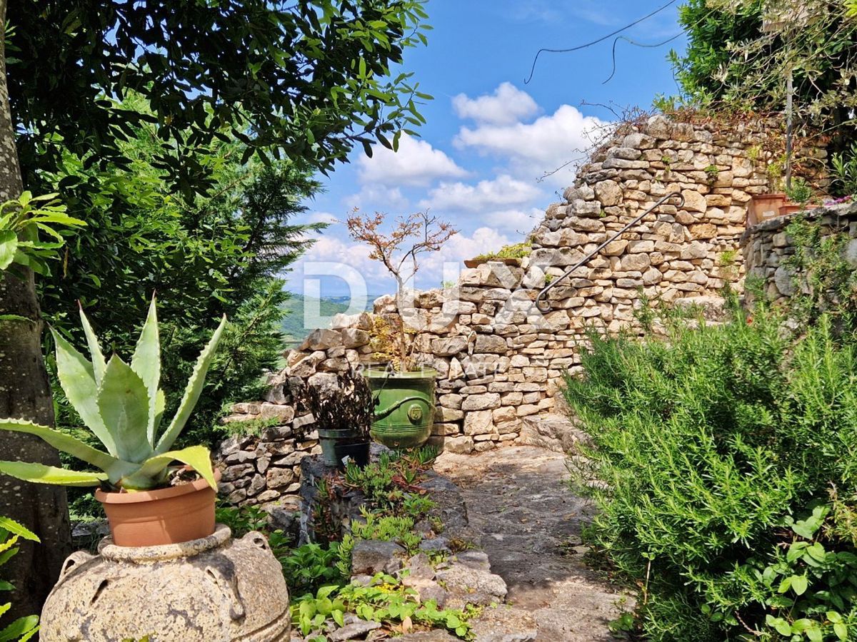 ISTRA, BUJE - Kamnita hiša s čudovitim razgledom