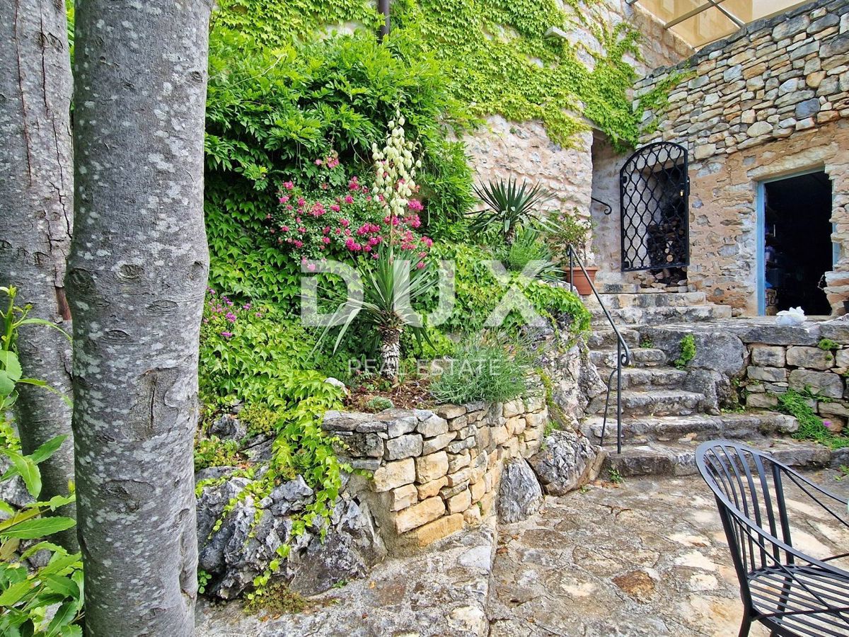 ISTRA, BUJE - Kamnita hiša s čudovitim razgledom
