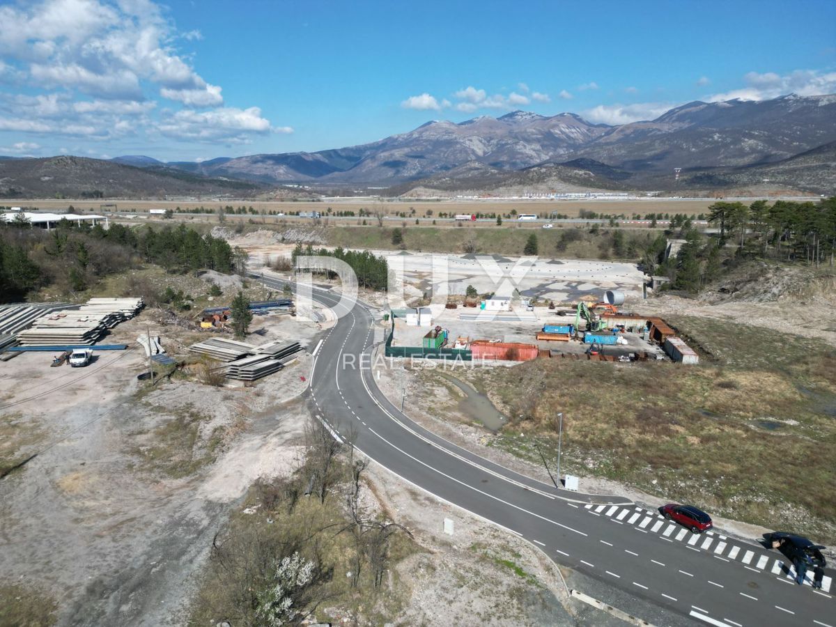 GROBNIK, ČAVLE, SOBOLI - gradbeno zemljišče 29.000 m2 v poslovni coni za dvorano - pisarniški prostor (namen: poslovni, obrtni, industrijski)