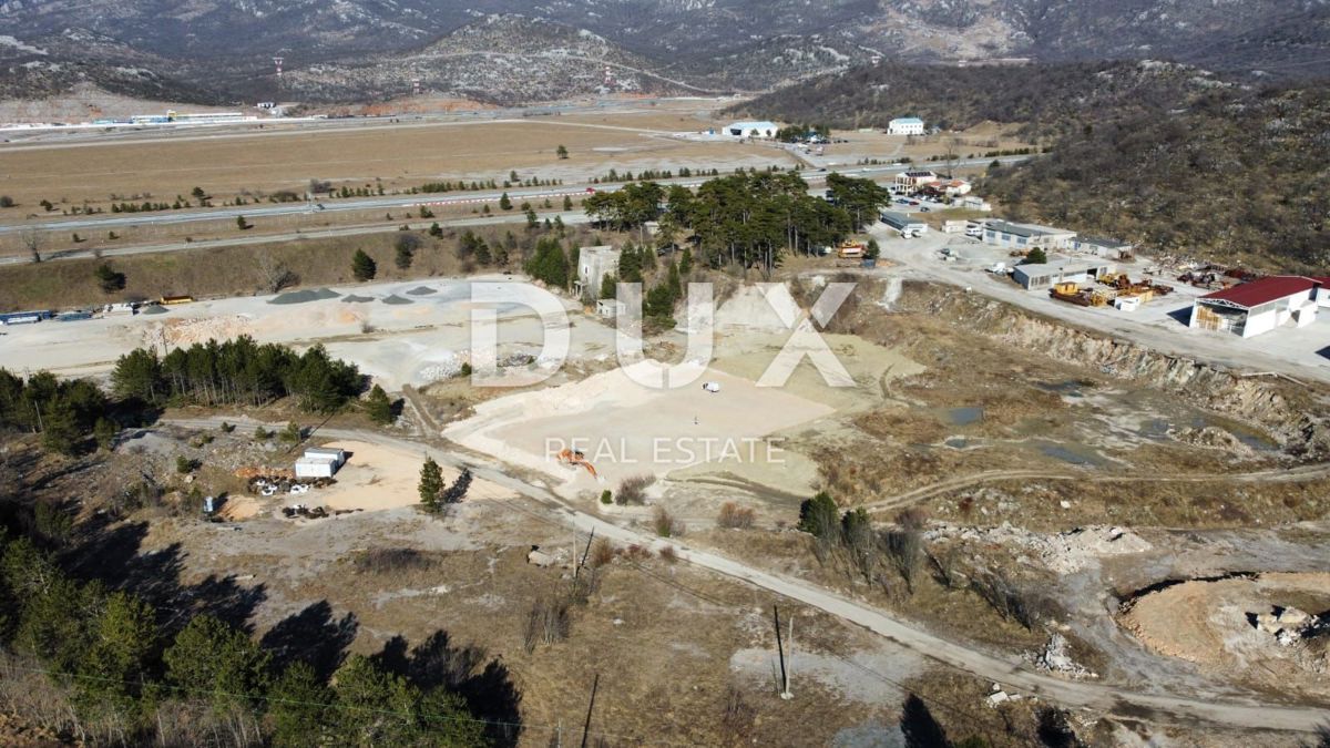 GROBNIK, ČAVLE, SOBOLI - gradbeno zemljišče 29.000 m2 v poslovni coni za dvorano - pisarniški prostor (namen: poslovni, obrtni, industrijski)