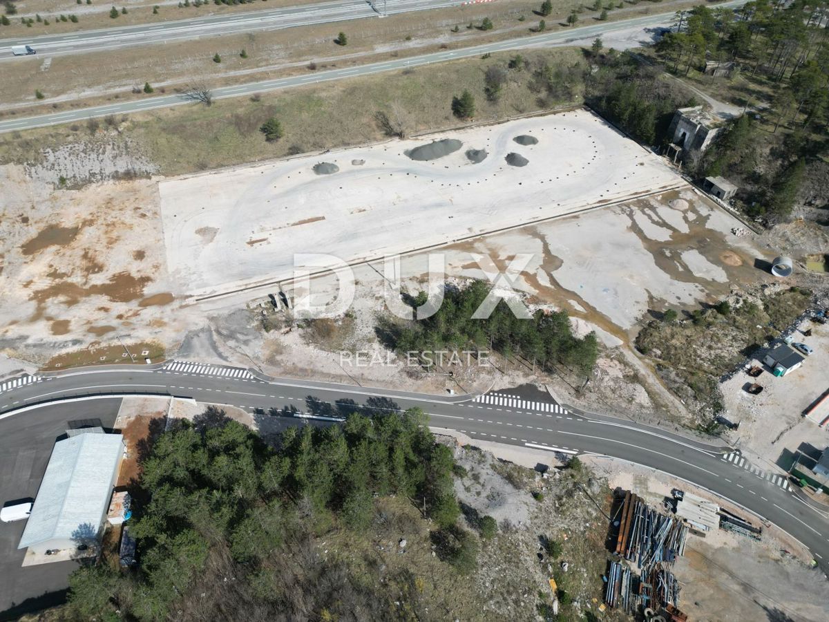 GROBNIK, ČAVLE, SOBOLI - gradbeno zemljišče 29.000 m2 v poslovni coni za dvorano - pisarniški prostor (namen: poslovni, obrtni, industrijski)