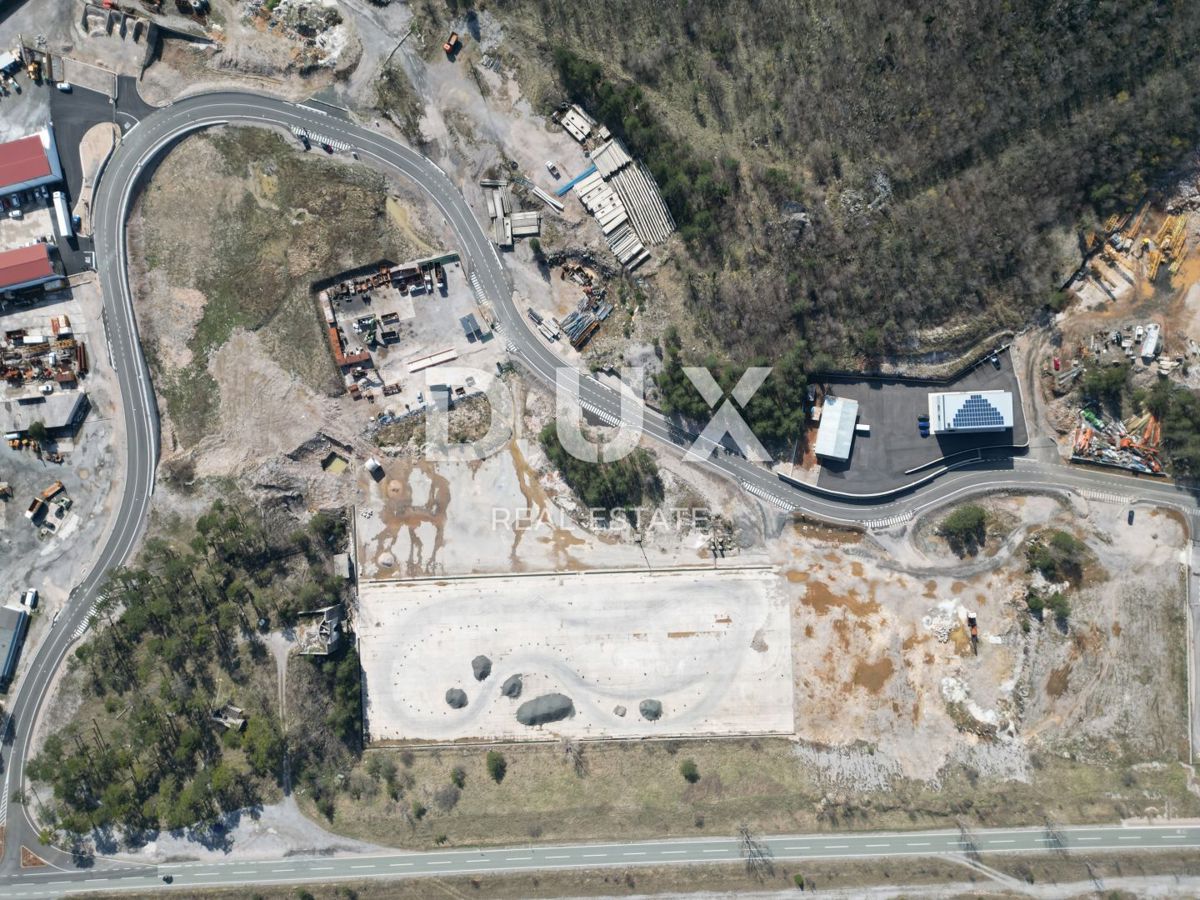 GROBNIK, ČAVLE, SOBOLI - gradbeno zemljišče 29.000 m2 v poslovni coni za dvorano - pisarniški prostor (namen: poslovni, obrtni, industrijski)