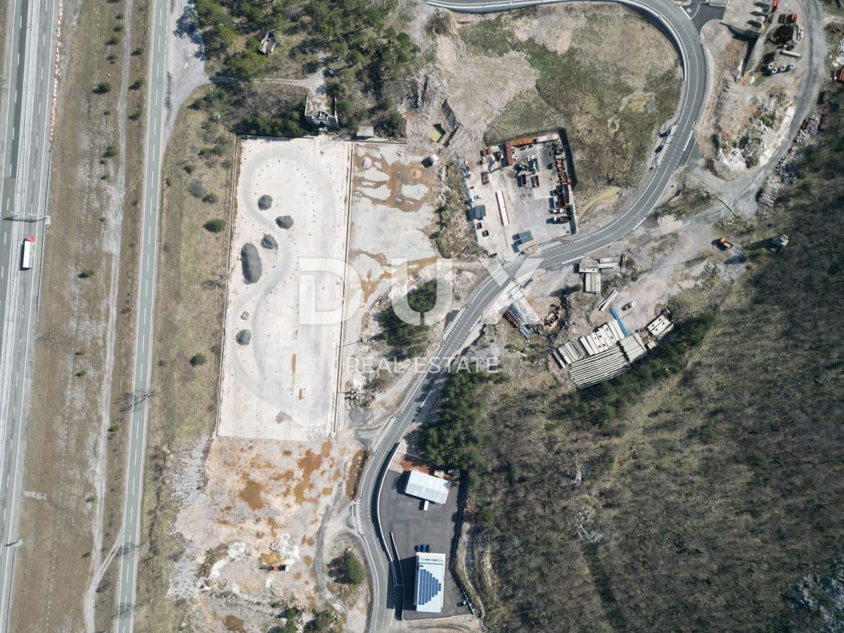 GROBNIK, ČAVLE, SOBOLI - gradbeno zemljišče 29.000 m2 v poslovni coni za dvorano - pisarniški prostor (namen: poslovni, obrtni, industrijski)