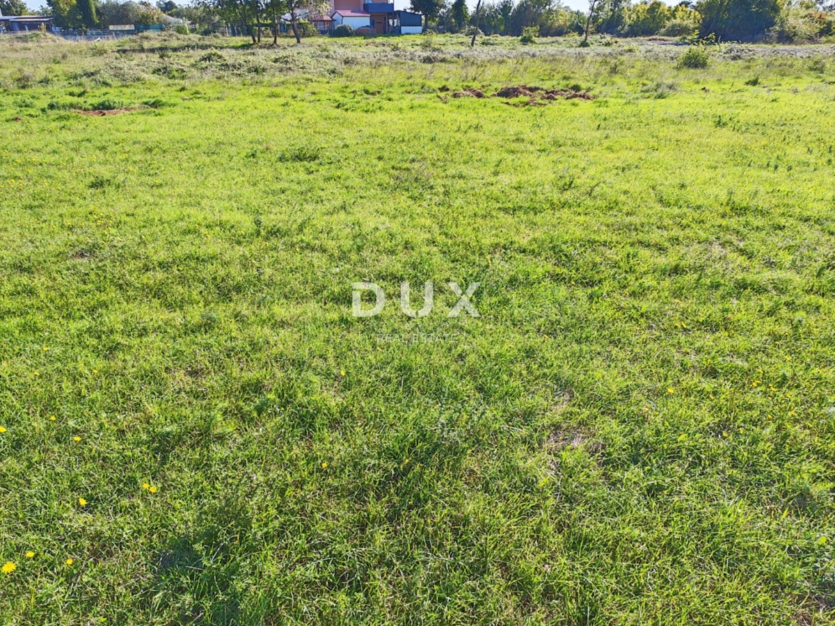 ISTRA, LOBORIKA - zazidljivo zemljišče 1085 m2!