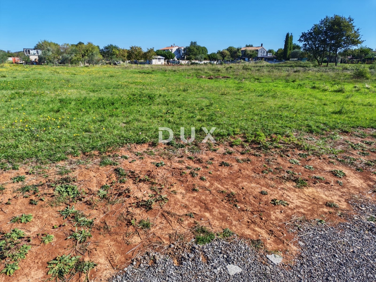 ISTRA, LOBORIKA - zazidljivo zemljišče 1085 m2!
