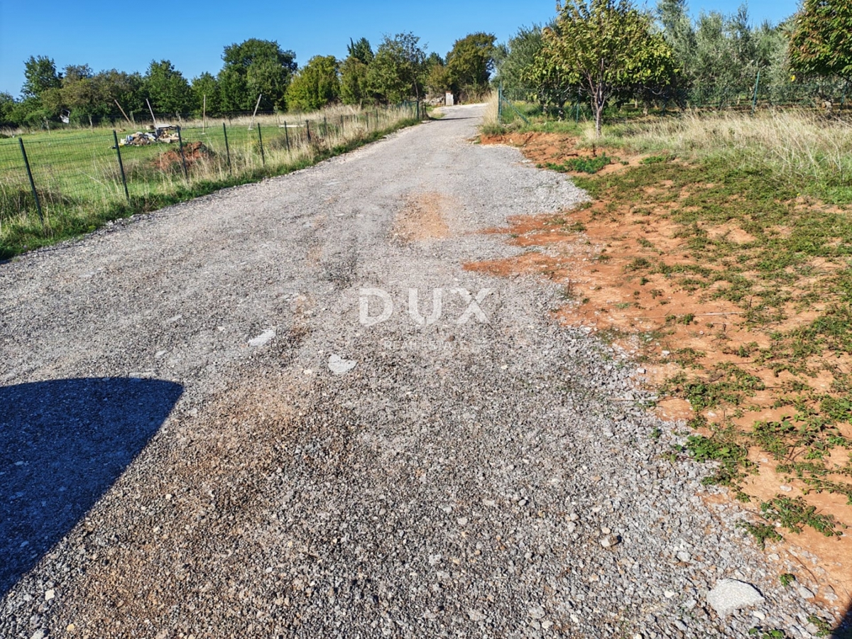 ISTRA, LOBORIKA - zazidljivo zemljišče 1085 m2!