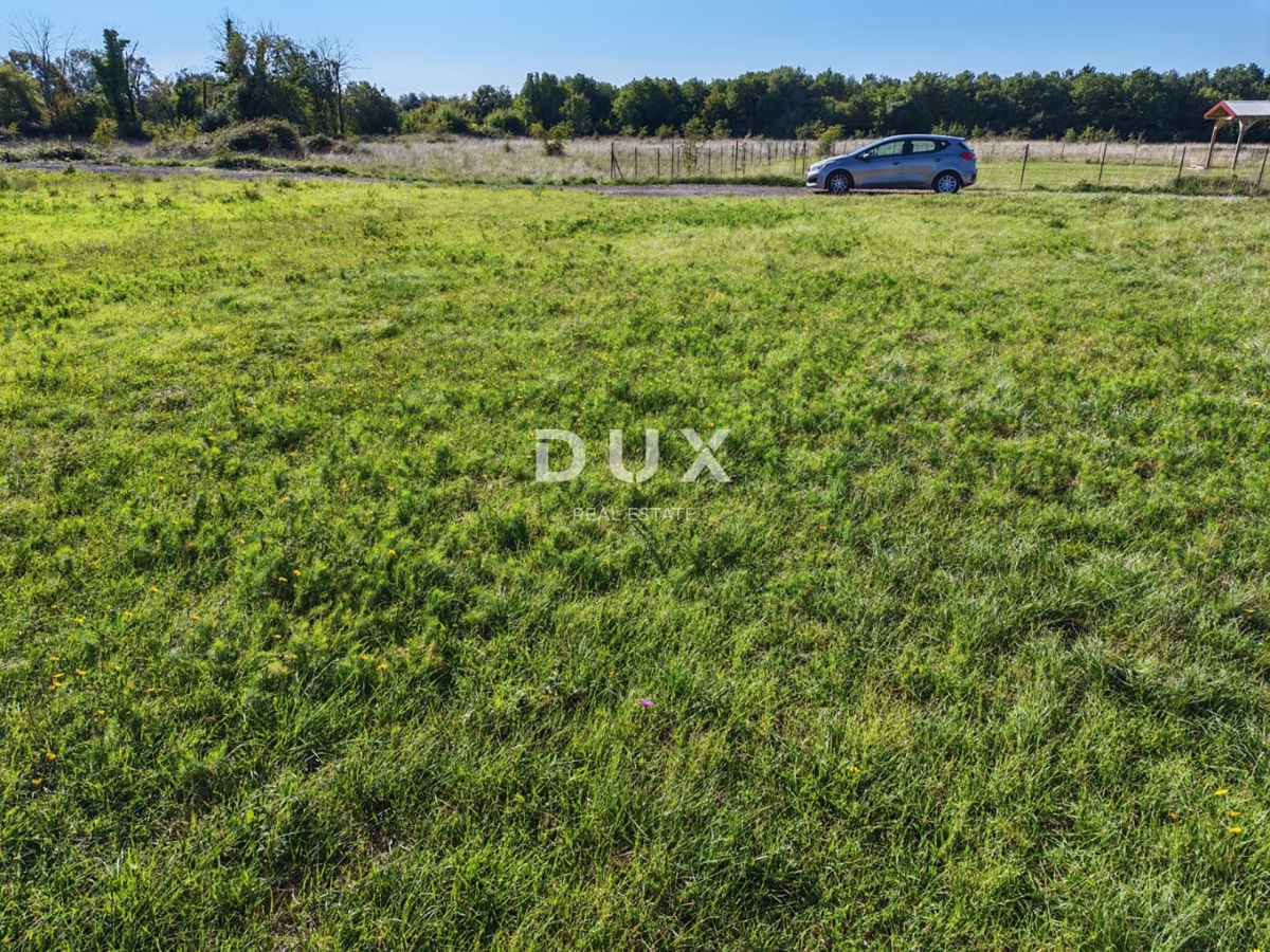 ISTRA, LOBORIKA - zazidljivo zemljišče 1085 m2!