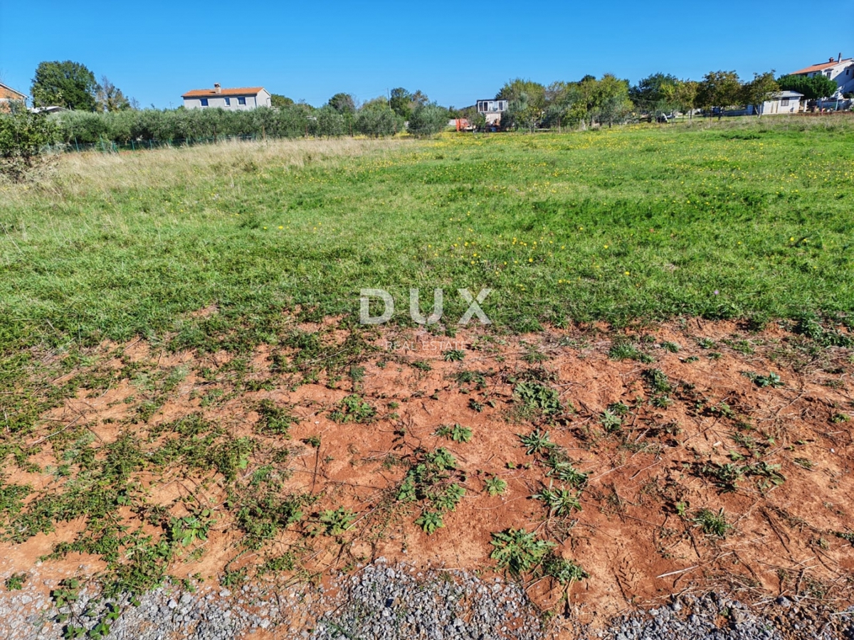 ISTRA, LOBORIKA - zazidljivo zemljišče 1085 m2!