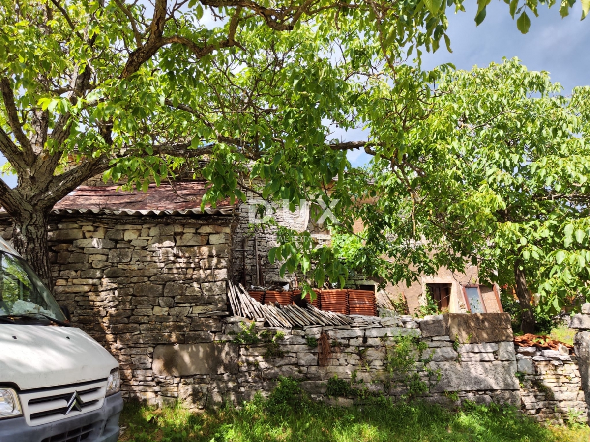 ISTRA, OPRTALJ - Starodavna stavba s pogledom na naravo
