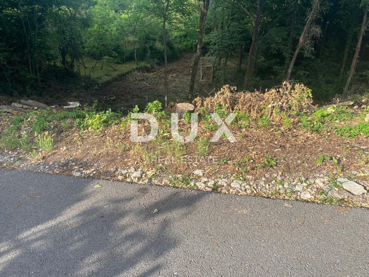 RIJEKA, KASTAV - zazidljivo zemljišče 1.370 m2 za stanovanjsko stavbo / stanovanja / stanovanja / družinsko hišo / vilo! PRILOŽNOST!