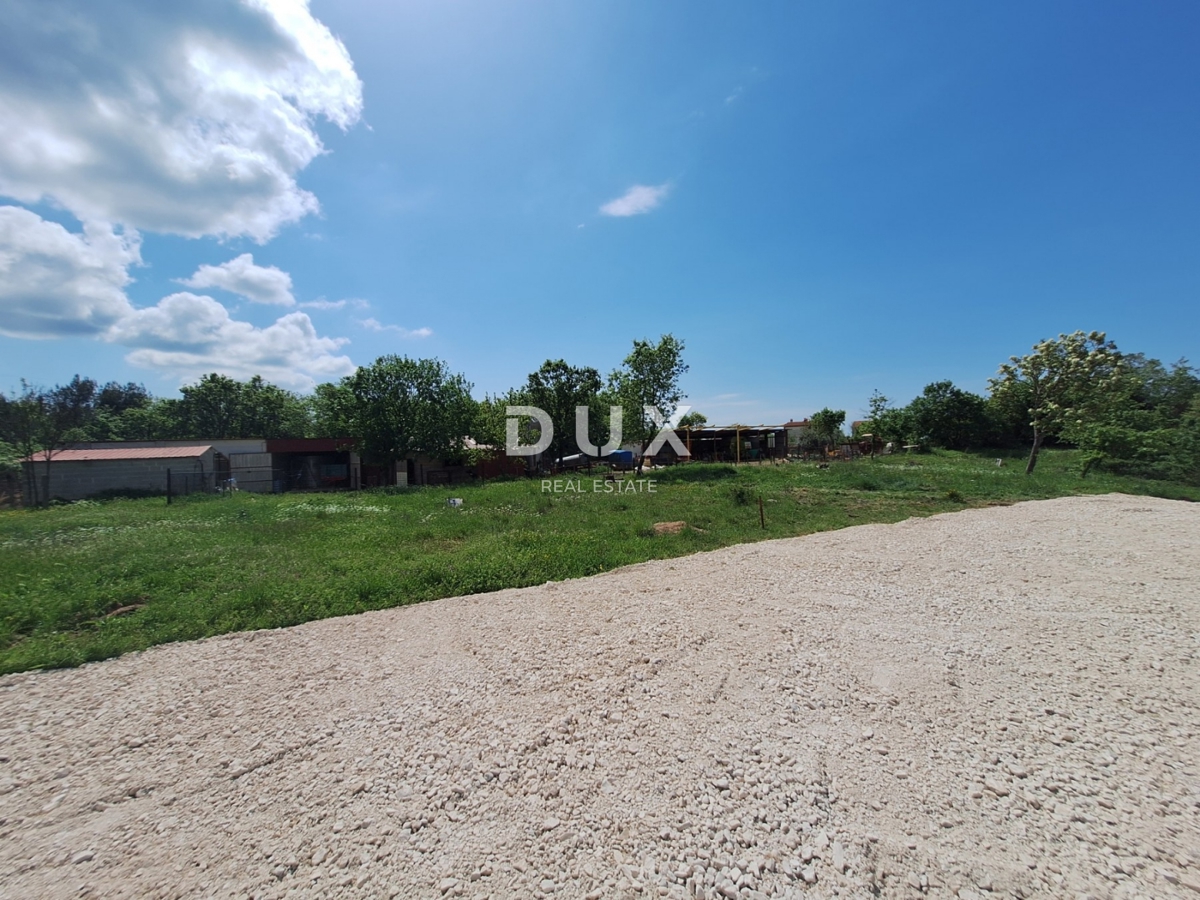 ISTRA, SVETVINČENAT – Zemljišče s pravnomočnim dovoljenjem in projektom hiše z bazenom