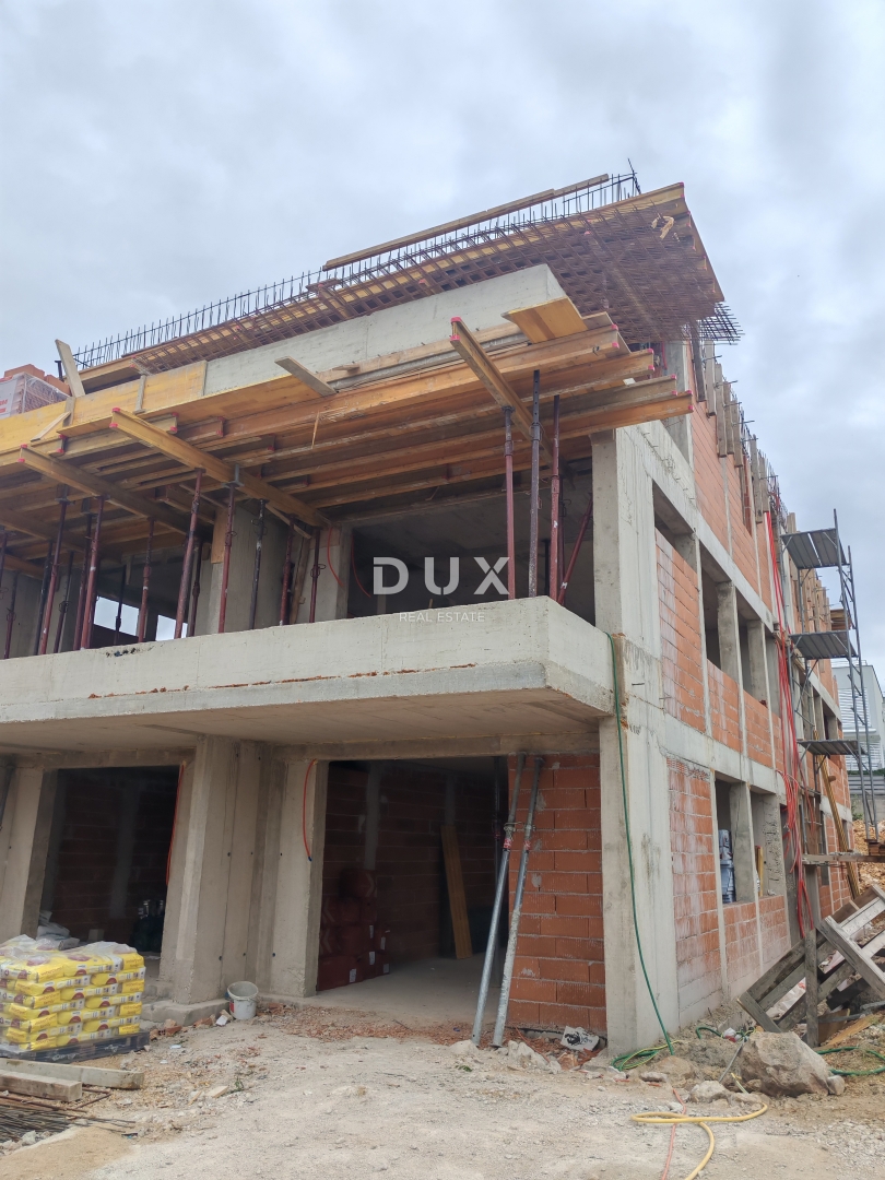 OTOK PAG, MANDRE - Moderna novogradnja v pritličju 80 metrov od plaže! S2