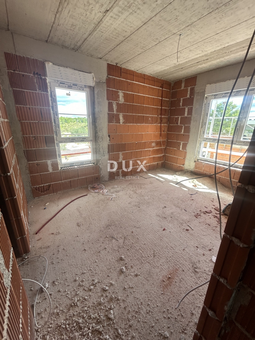 ŠIBENIK, SRIMA - Luksuzno trisobno stanovanje v novogradnji, 300 m od plaže