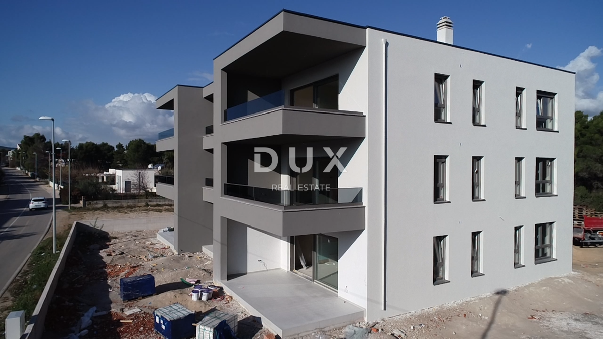 ŠIBENIK, SRIMA - Luksuzno trisobno stanovanje v novogradnji, 300 m od plaže