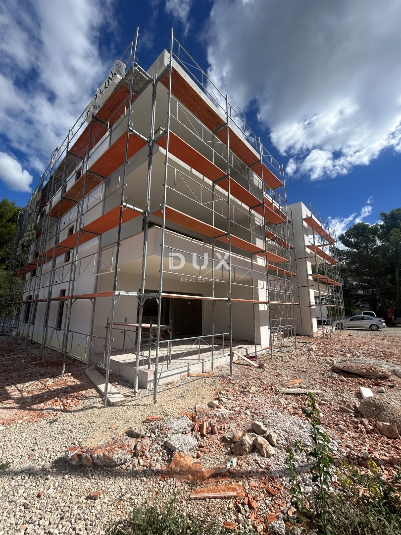 ŠIBENIK, SRIMA - Luksuzno trisobno stanovanje v novogradnji, 300 m od plaže