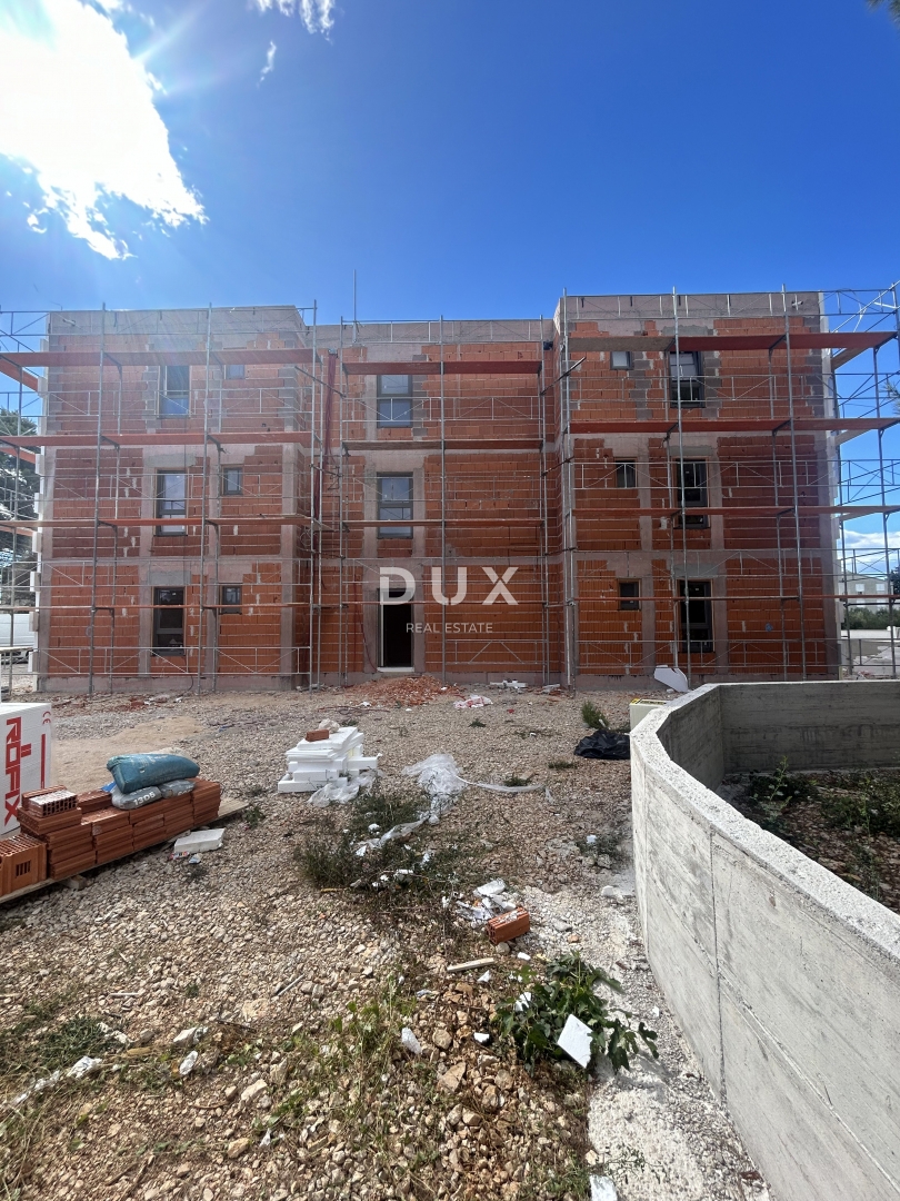 ŠIBENIK, SRIMA - Luksuzno trisobno stanovanje v novogradnji, 300 m od plaže