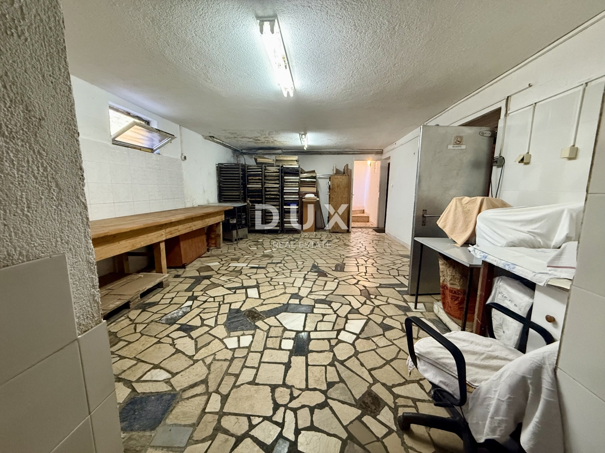 CRIKVENICA, TRIBALJ - Poslovni prostori s projektom za še tri stanovanja!