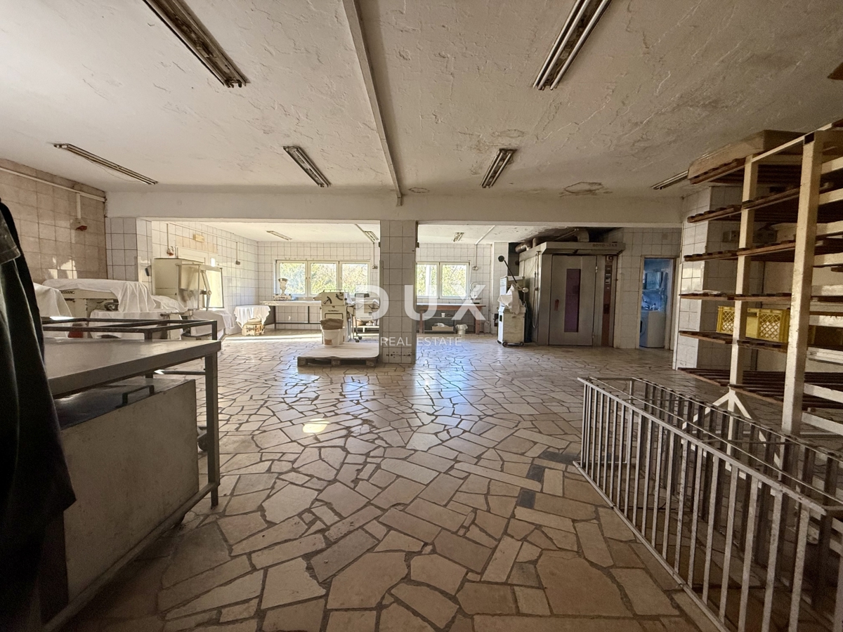 CRIKVENICA, TRIBALJ - Poslovni prostori s projektom za še tri stanovanja!