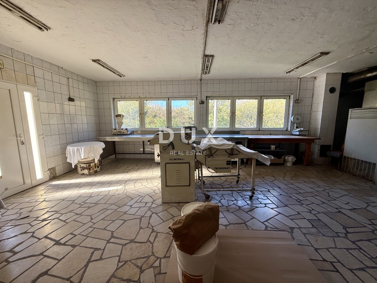 CRIKVENICA, TRIBALJ - Poslovni prostori s projektom za še tri stanovanja!